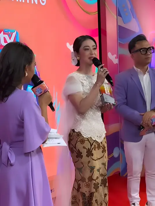 Lamaran yang bertepatan pada momen penghargaan ANTV Awards, wanita 38 tahun itu tampil menawan memadukan kebaya dan bawahan batik. Tak sedikit netizen memuji penampilan Depe (Liputan6.com/IG/@dewiperssik9)