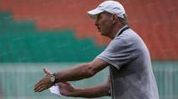 Pelatih Indonesia, Alfred Riedl, memimpin seleksi perdana timnas Indonesia untuk Piala AFF di Stadion Pekansari, Bogor, Jawa Barat, Selasa (9/8/2016). (Bola.com/Vitalis Yogi Trisna)