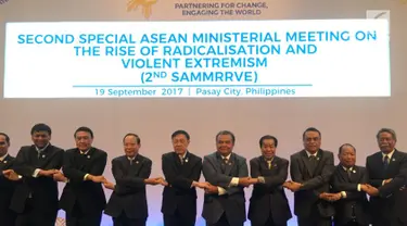 Wakapolri Komjen Polisi Syafruddin (ketiga dari kanan) bergandeng tangan dengan delegasi dalam Forum ASEAN Ministerial Meeting on Transnational Crime (AMMTC), Selasa (19/09). Pertemuan membahas radikalisme dan kejahatan lintas ASEAN. (Liputan6.com/Polri)