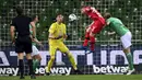 Pemain Bayer Leverkusen, Mitchell Weiser, mencetak gol ke gawang Werder Bremen pada laga Bundesliga di Weserstadion, Bremen, Senin (18/5/2020). Bayer Leverkusen menang 4-1 atas Werder Bremen. (AP/Stuart Franklin)