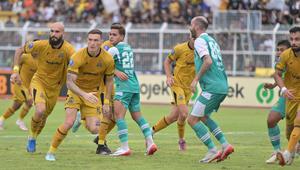 Duel Bhayangkara FC vs Persebaya Surabaya dalam laga pekan 14 BRI Super League 2025/2026 di Stadion Sumpah Pemuda, Bandar Lampung, Jumat (28/11/2025). (Bola.com/Dok. Media Bhayangkara FC)