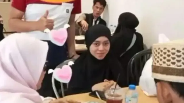 6 Potret Terbaru Lesti Kejora Tersenyum Saat Umrah, Tak Bersedih Lagi
