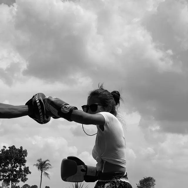 6 Potret Sandrinna Michelle saat Latihan Muay Thai, Curi Perhatian