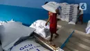 Seorang pekerja mengangkat karung berisi kedelai untuk dijual di Jakarta, Rabu (6/1/2021). Kementerian Pertanian akan meningkatkan produksi kedelai lokal untuk memenuhi kebutuhan dalam negeri sebagai respon dari melonjaknya harga kedelai impor. (Liputan6.com/Angga Yuniar)