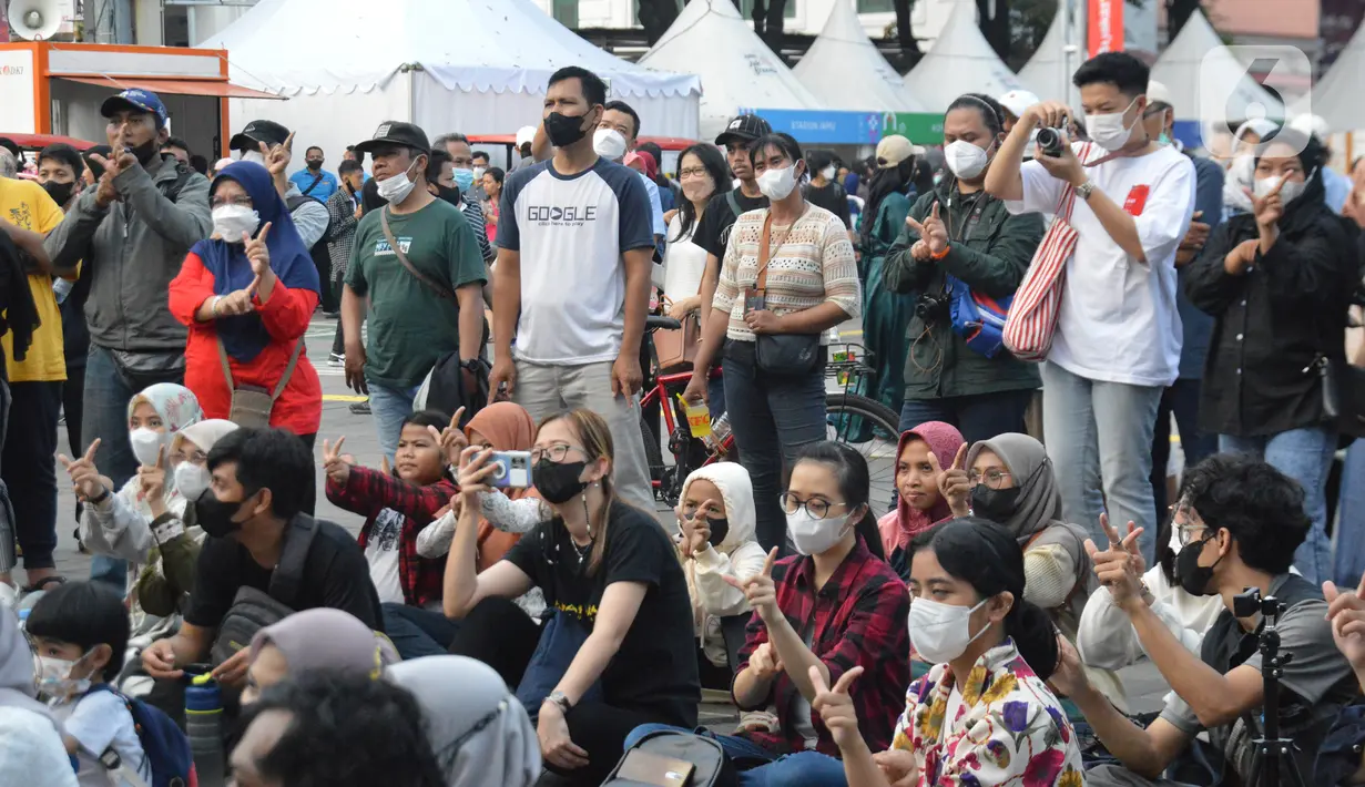 Antusias pengunjung saat mengikuti sesi belajar bahasa isyarat bersama di Festival #IniJakarta2022, Kota Tua, Jakarta, Minggu (18/9/2022). Komunitas Tuli SilangHub mengajak pengunjung ngobrol bareng dan belajar bahasa isyarat dengan teman tuli.(Liputan6.com/Magang/Aida Nuralifa)