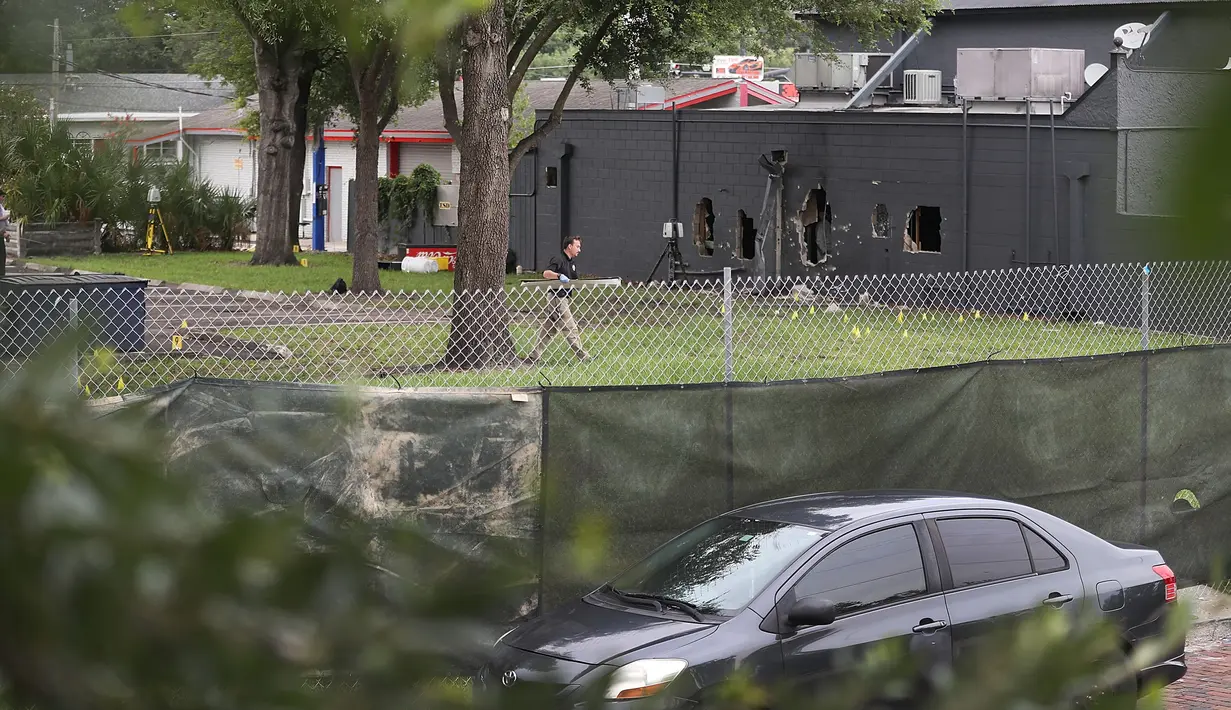 FBI melakukan olah TKP  di halaman belakang klub malam gay Pulse di Kota Orlando, Florida, AS, Minggu (12/6). Penembakan brutal yang dilakukan Omar Mateen di klub tersebut menewaskan 50 orang dan melukai 53 lainnya. (Joe Raedle/Getty Images/AFP)