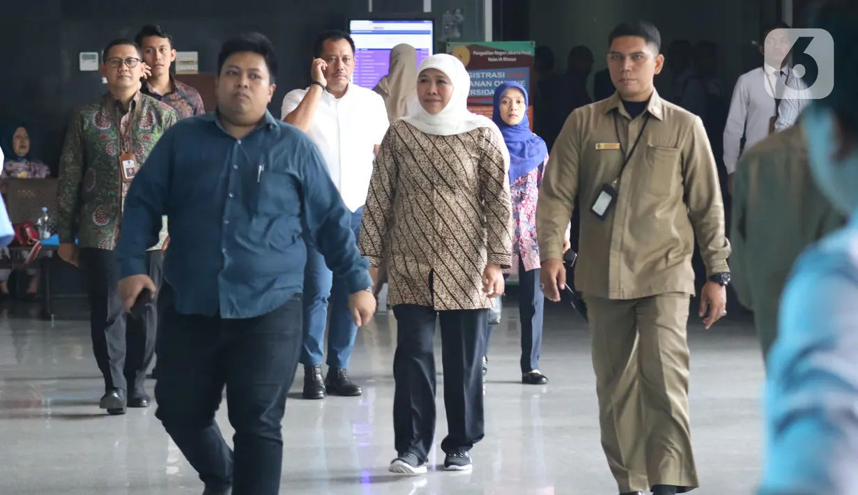 Gubernur Jatim, Khofifah Indar Parawansa (tengah) bersiap menjadi saksi pada sidang lanjutan dugaan suap jual-beli jabatan di lingkungan Kemenag dengan terdakwa M Romahurmuziy di Pengadilan Tipikor Jakarta, Rabu (11/12/2019). Sidang beragenda keterangan saksi. (Liputan6.com/Helmi Fithriansyah)