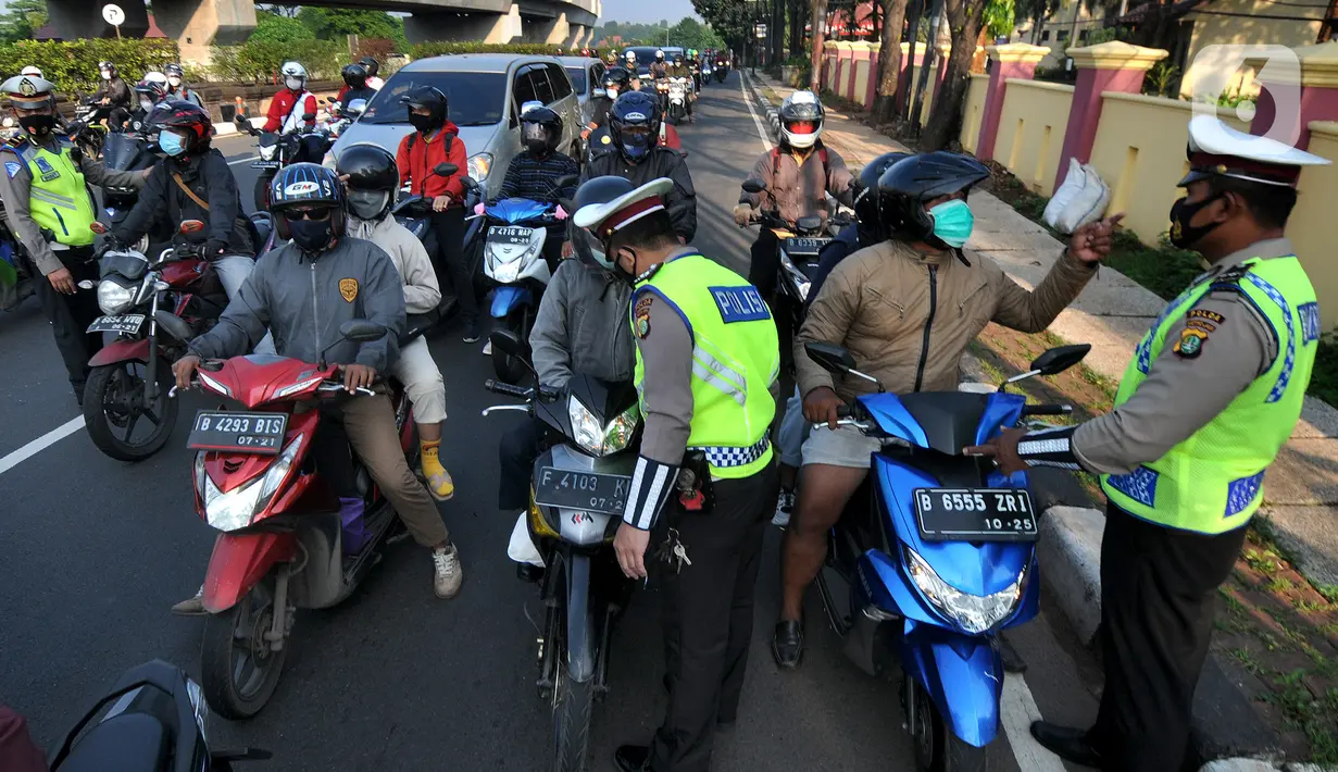 Petugas memeriksa identitas pengendara dalam rangka Pemberlakuan Pembatasan Kegiatan Masyarakat (PPKM) Darurat di pos penyekatan Pasar Jumat, Jakarta, Sabtu (3/7/2021). Polda Metro Jaya menyiapkan 63 titik penyekatan selama penerapan PPKM Darurat di Jakarta dan sekitarnya. (merdeka.com/Arie Basuki)