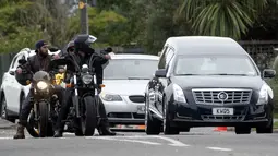 Anggota geng motor memberikan pengawalan mobil jenazah yang membawa jasad Daoud Nabi, salah satu korban serangan kembar masjid di Christchurch, untuk dimakamkan di Memorial Park Cemetery, Selandia Baru, Kamis (21/3). (Marty MELVILLE/AFP)