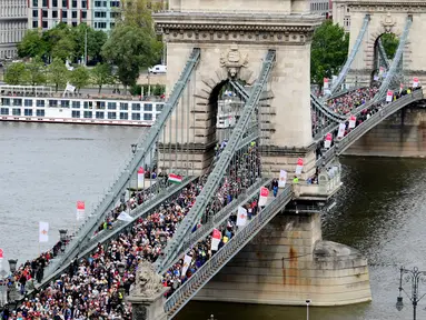 Peserta aksi 'Maret for Life Hungaria' memenuhi jembatan Hungaria 'Lanchid' (Chain Bridge), Budapest, Minggu (16/4). The "Maret for Life" memperingati ulang tahun dari Holocaust yang menyebabkan kematian ribuan korban. (AFP PHOTO / ATTILA KISBENEDEK)