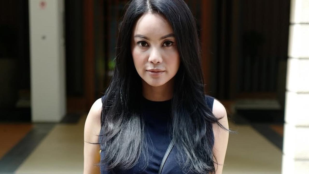 5 Potret Cantik Dearly Djoshua Gandengan Ari Lasso saat Kondangan ke Luna Maya dan Maxime Bouttier, Pernah Berambut Panjang