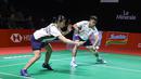 Pasangan ganda campuran Indonesia, Jafar Hidayatullah/Felisha Pasaribu mencoba menahan pukulan dari wakil Denmark saat bertanding pada babak 32 besar Indonesia Masters 2026 di Istora Senayan, Jakarta, Rabu (21/1/2026) siang. (Bola.com/Abdul Aziz)