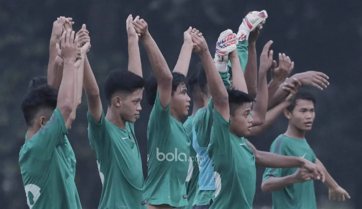 Para pemain Timnas Indonesia U-16 memberikan aplaus kepada penonton usai laga melawan Persija Jakarta U-16 pada laga uji coba di Stadion Atang Sutresna, Jakarta, Selasa (4/7/2017). Indonesia menang 5-0 atas Persija. (Bola.com/M Iqbal Ichsan)