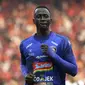 Gelandang Arema FC, Makan Konate, memperhatikan rekannya saat menghadapi Persija Jakarta pada laga Shopee Liga 1 di SUGBK, Jakarta, Sabtu (3/8). Persija bermain imbang 2-2 atas Arema. (Bola.com/YoppyRenato)