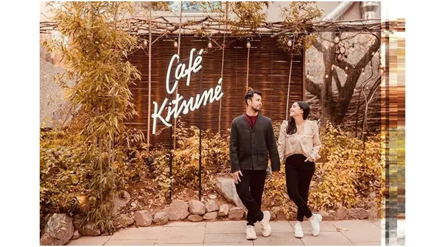 Raffi dan Nagita mengunjungi salah satu kafe terkenal di sana, keduanya terlihat romantis.