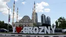 Pemandangan Masjid Akhmad Kadyrov di alun-alun Kota Grozny, pusat ibu kota Chechnya, 9 Juni 2018. Kemegahan tempat ibadah yang memiliki arsitektur mirip Masjid Biru Istanbul ini terlihat dari dindingnya yang dilapisi marmer. (AFP PHOTO/KARIM JAAFAR)