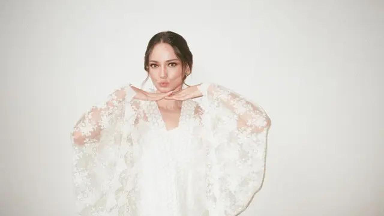 11 Model Bridal Robe Artis Indonesia, Mewah, Elegan, dan Sarat Makna