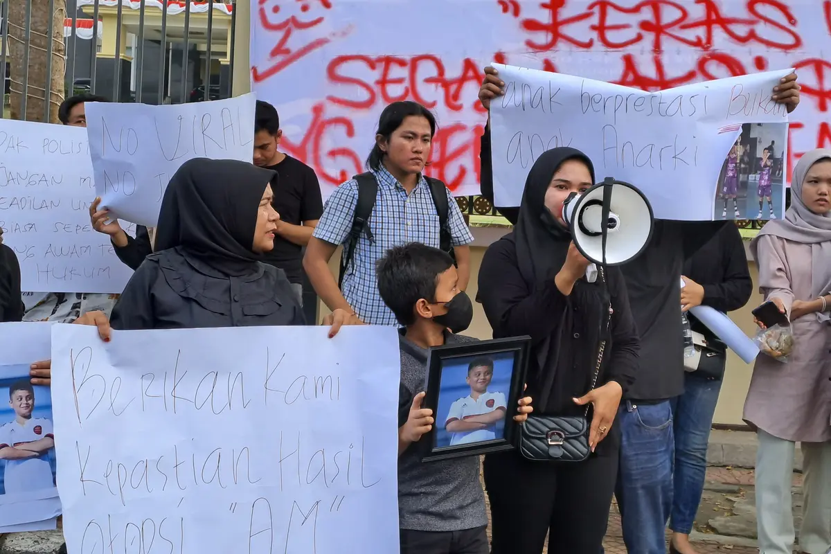 Ibu dari Afif Maulana, korban kekerasan yang diduga dilakukan personil kepolisian di Padang. (Liputan6.com/ ist)
