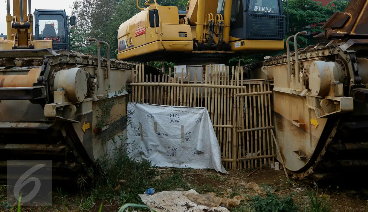 Warga memanfaatkan sela-sela alat berat pengeruk sebagai kandang bebek, Jakarta, Jumat (6/11/2015). Pemerintah Provinsi DKI Jakarta memulai proyek pembangunan waduk Brigif pada April lalu dan direncanakan selesai November 2014. (Liputan6.com/Yoppy renato)