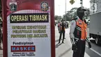 Petugas gabungan menggelar Operasi Tertib Masker (Tibmask) di kawasan Sunter, Jakarta, Kamis (3/9/2020). Dari total sanksi denda PSBB transisi di Jakarta yang mencapai Rp4 Miliar, Rp2,1 Miliar diantaranya merupakan denda pelanggar tidak menggunakan masker di Ibu Kota. (merdeka.com/Iqbal Nugroho)