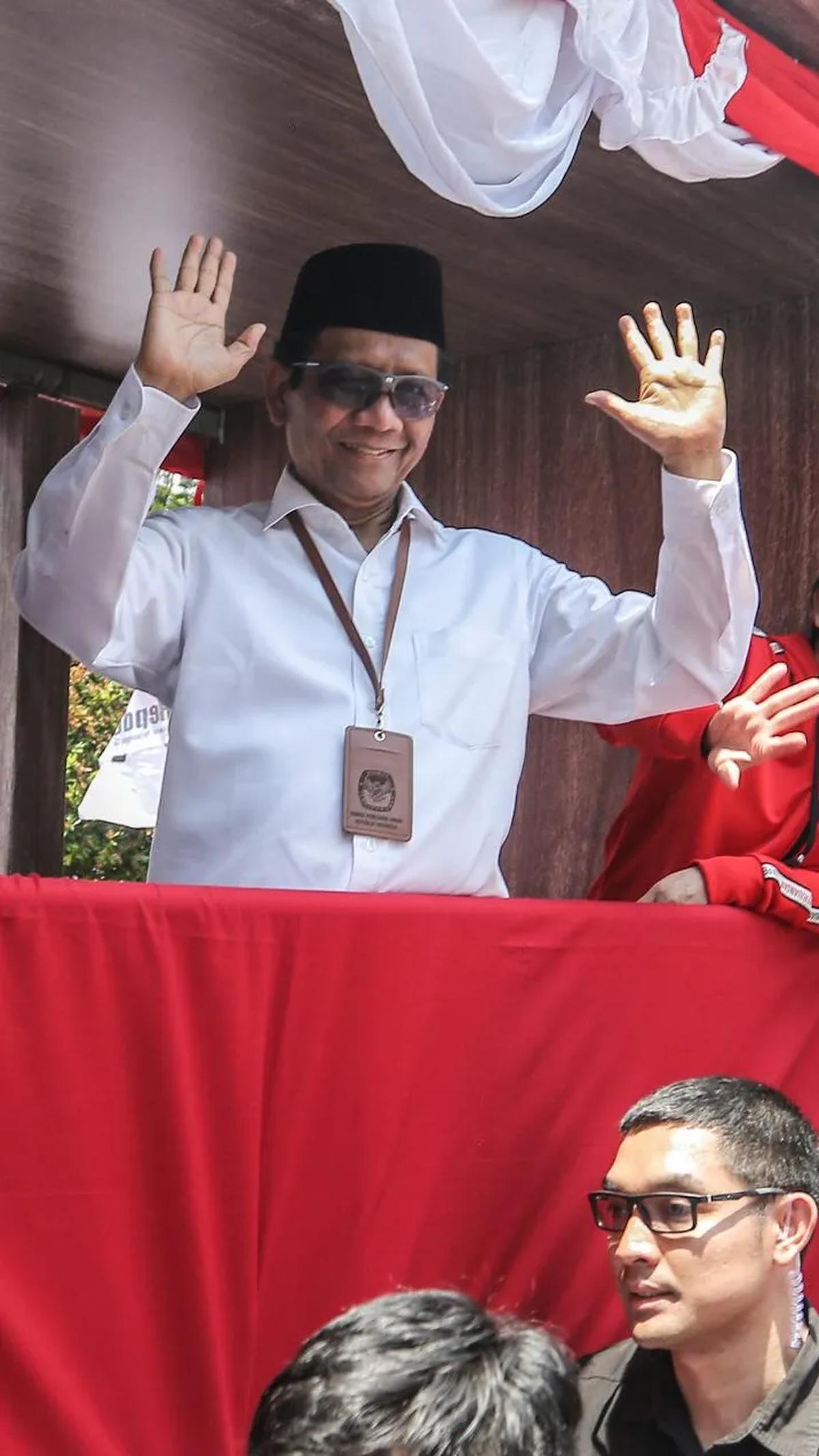 Meski begitu, Mahfud tidak marah karena mendapatkan perlakuan seperti itu. "Selamat pagi semua. Pinjam dulu… pipinya 😁," tulisnya dalam keterangan foto. <br>