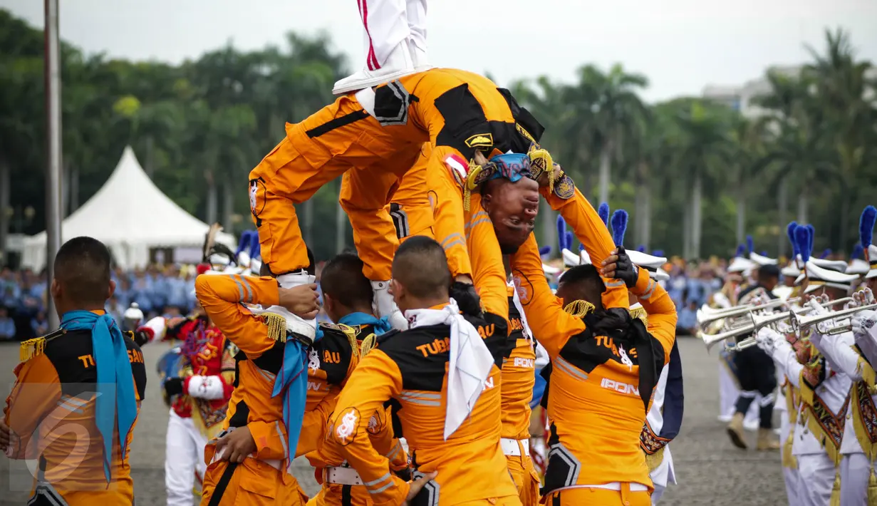 Penampilan Marching Band IPDN memeriahkan upacara peringatan HUT Korps Pegawai Republik Indonesia (Korpri) ke 45 di Silang Monas, Jakarta,  Selasa (29/11). Presiden Jokowi bertindak menjadi Inspektur Upacara. (Liputan6.com/Faizal Fanani)