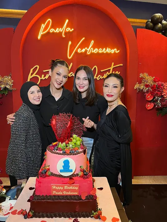 Kemudian Tya Ariestya yang mengenakan tweed blazer monokrom dipadu hijab pashmina hitam. [Instagram/baimwong/tya_ariestya/paula_verhoeven]