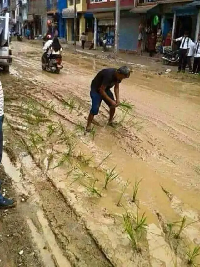 6 Kelakuan Bapak-bapak saat Kebanjiran Ini Bikin Geleng Kepala