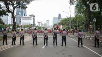 Polisi berjaga saat massa dari berbagai elemen buruh berunjuk rasa di kawasan Patung Kuda, Jakarta, Kamis (22/10/2020). Dalam aksinya, massa meminta dikeluarkannya Perppu pencabutan UU Cipta Kerja. (Liputan6.com/Faizal Fanani)