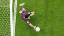 Kiper Maroko, Yassine Bounou, menghalau bola saat babak adu penalti melawan Spanyol pada laga 16 besar Piala Dunia 2022 di Stadion Education City, Selasa (6/12/2022). (AP/Petr David Josek)