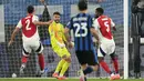 Kiper Arsenal, David Raya melakukan selebrasi setelah berhasil melakukan penyelamatan pada laga Liga Europa 2023/2024 melawan Atalanta di Atleti Azzurri d'Italia stadium, Bergamo, Italia, Jumat (20/09/2024) WIB. (AP Photo/Antonio Calanni)