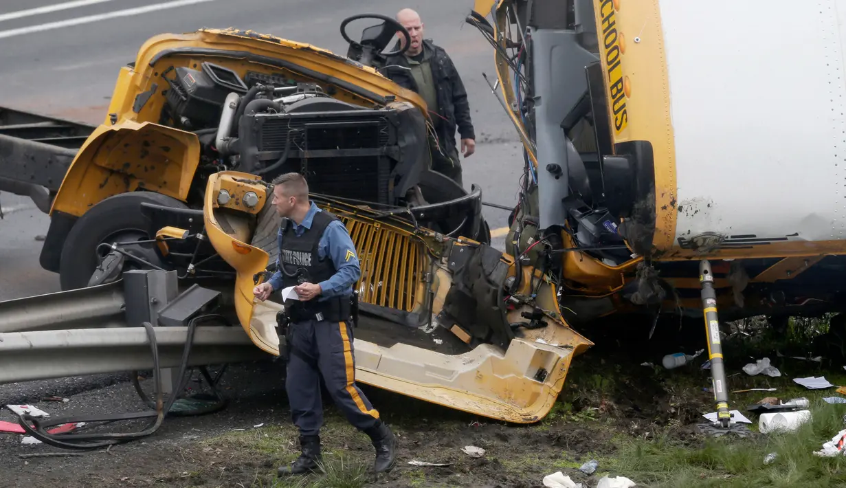 Polisi mengerahkan anjing pelacak di lokasi tabrakan bus sekolah dengan truk sampah di Interstate 80, Mount Olive, New Jersey, Kamis (17/5). Sopir truk sampah yang terlibat tabrakan juga berada di rumah sakit untuk mendapat perawatan. (AP/Seth Wenig)