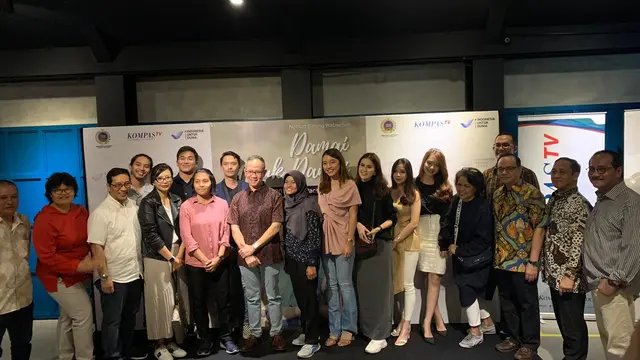 Cast dari web series "Damai Untuk Damai" bersama dengan Wamenlu Mahendra Siregar serta sejumlah diplomat lainnya.