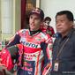Pembalap MotoGP asal Spanyol, Marc Marquez menjadi magnet tersendiri bagi sejumlah tamu di Istana Merdeka, Jakarta. (Tangkapan layar Youtube Sekretariat Presiden)