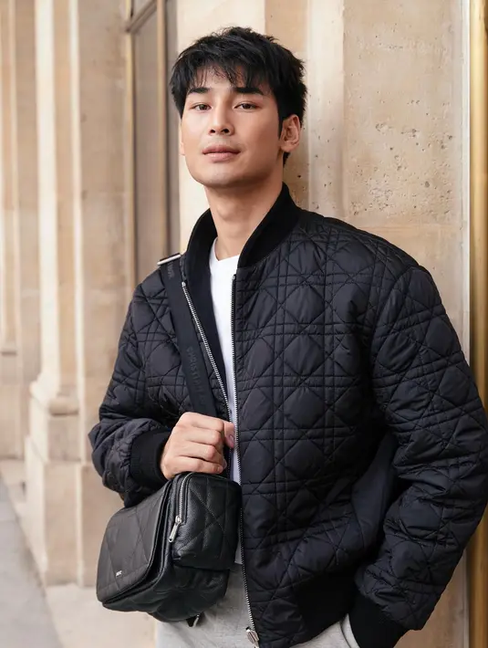 <p>Apo Nattawin padukan DIOR MAXICANNAGE bags dengan bomber jaket untuk kesan kasual yang memikat. [Foto: Dior]</p>