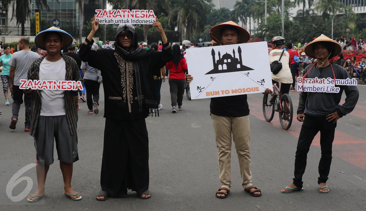 Aktivis dari Dompet Dhuafa melakukan sosialisasi saat Hari Bebas Kendaraan Bermotor (HBKB) di kawasan M.H Thamrin, Jakarta, (29/5/2016). Sosialisasi tersebut dilakukan untuk mengajak masyarakat akan pentingnya berzakat.(Liputan6.com/ Herman Zakharia)