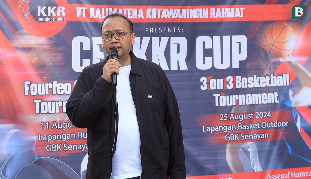 CEO PT Kalimatera Kotawaringin Rahmat (KKR), Raden Rahmat Bastian, memeberi sambutan saat membuka acara "Fourfeo Soccer Tournament" di Lapangan Rugby Gelora Bung Karno (GBK), Jakarta Pusat, pada Minggu (11/8/2024). (Bola.com/M Iqbal Ichsan)