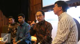 CEO KMK Online, Adi Sariatmadja (kedua kanan) saat peluncuran Oto.com di Jakarta, Rabu (28/9). Adi menyebut kehadiran Oto.com adalah jawaban atas kebutuhan informasi otomotif. (Liputan6.com/Angga Yuniar)