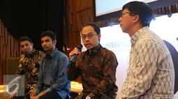 CEO KMK Online, Adi Sariatmadja (kedua kanan) saat peluncuran Oto.com di Jakarta, Rabu (28/9). Adi menyebut kehadiran Oto.com adalah jawaban atas kebutuhan informasi otomotif. (Liputan6.com/Angga Yuniar)