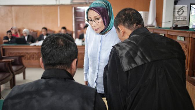 Terdakwa kasus dugaan penyebaran berita bohong atau hoaks, Ratna Sarumpaet berdiskusi dengan tim kuasa hukum disela menjalani sidang lanjutan di Pengadilan Negeri Jakarta Selatan, Selasa (14/5/2019). Sidang tersebut dengan agenda mendengarkan keterangan terdakwa. (Liputan6.com/Faizal Fanani)