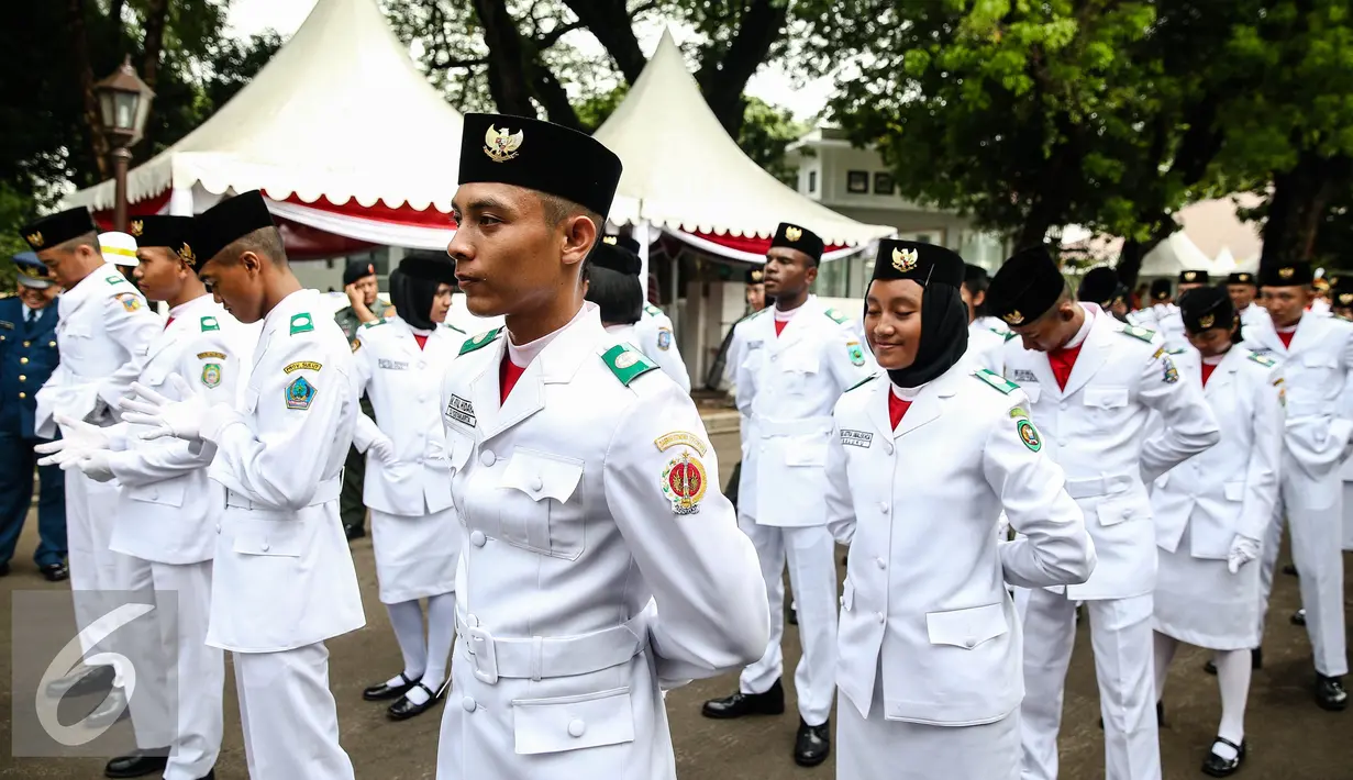 Persiapan Anggota Paskibraka 2016  jelang gladi bersih Upacara HUT ke-71 Kemerdekaan RI di Istana Merdeka, Jakarta, Senin (15/8). (Liputan6.com/Faizal Fanani)