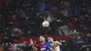 Gelandang Barcelona, Sergio Busquets berebut bola udara dengan pemain Sevilla, Thomas Delaney pada pertandingan La Liga Spanyol di stadion Ramon Sanchez-Pizjuan, Spanyol, Rabu (22/12/2021). Hasil ini tidak mengubah posisi Barcelona pada peringkat ketujuh dengan 28 poin. (AP Photo/Angel Fernandez)