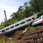 Proses perbaikan dijalur kereta di lokasi longsor di Tasikmalaya, Jawa Barat terus dilakukan. jalur baru yang dibuat PT. KAI tiga meter dari jalur semula.