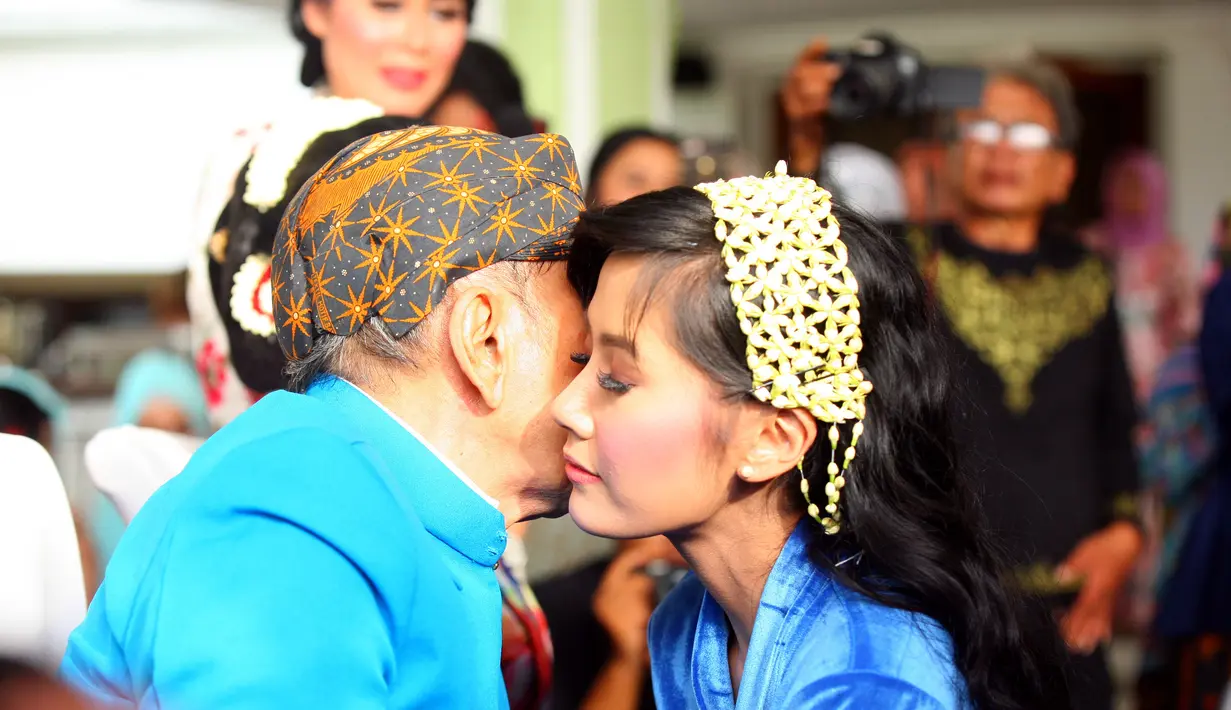 Anak yatim piatu diundang lantaran selama ini Rasti cukup aktif dalam beberapa kegiatan sosial. Dalam acara itu tidak ada keluarga dari calon pengantin pria. Setelah pengajian dilanjutkan dengan minta restu hingga pembacaan doa. (Nurwahyunan/Bintang.com)