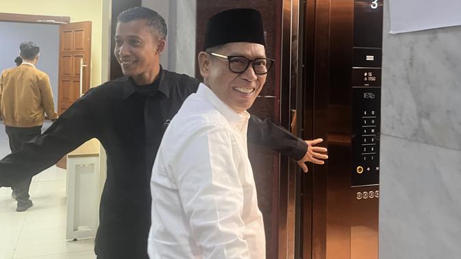 Senyum Adies Kadir Usai Jadi Hakim MK di Sidang Perdananya