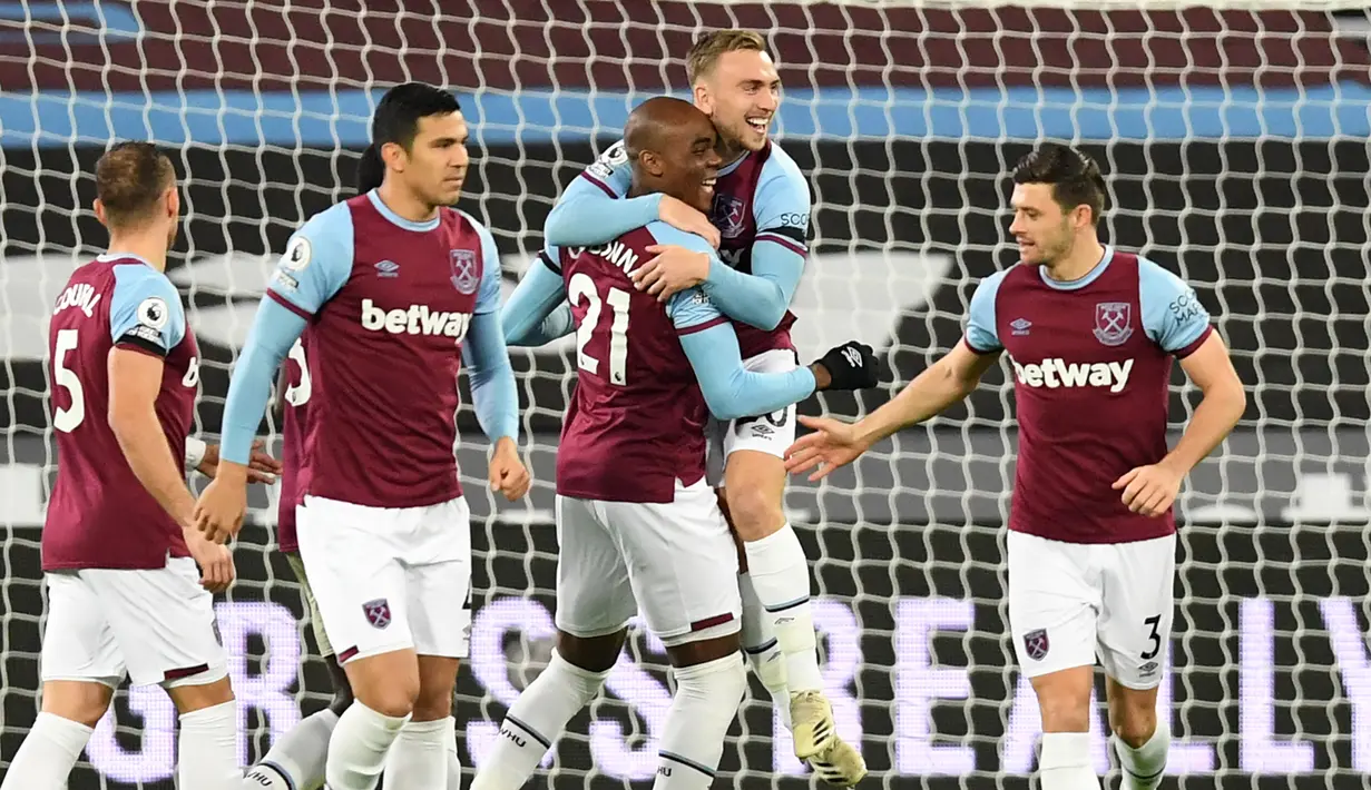 Pemain West Ham United merayakan gol yang dicetak Angelo Ogbonna ke gawang Aston Villa pada laga lanjutan Liga Inggris di Stadium of London, Selasa (1/12/2020) dini hari WIB. West Ham menang 2-1 atas Aston Villa. (AFP/Neil Hall/pool)