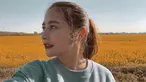 Cewek cantik yang lahir di Tangerang ini tampil cantik saat liburan ke London. Berpose dengan latar belakang padang bunga berwarna kuning, ia tampak memesona dengan rambut yang diikat ke belakang. (Liputan6.com/IG/@prillylatuconsina96)