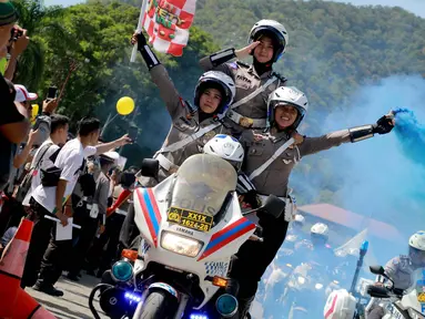 Polwan beratraksi menggunakan motor gede selama Road Safety Festiva Millenial Gorontalo, Minggu (10/2). Atraksi ditampilkan untuk memberi gambaran kaum millenial dalam berkendara membutuhkan keterampilan khusus. (Liputan6.com/Rahmad Arfandi Ibrahim)