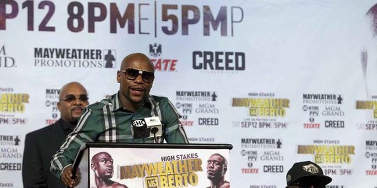Mayweather tak terkalahkan, Berto 3 kali terseok