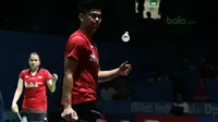 Praveen Jordan bersiap melakukan service saat melawan pasangan Hongkong, Lee Chun/Chau Hoi pada babak pertama Indonesia Open 2018 di Istora Senayan, Jakarta, (3/6/2018). Praveen/Oktavianti kalah 17-21, 21-14, 21-17. (Bola.com/Nick Hanoatubun)